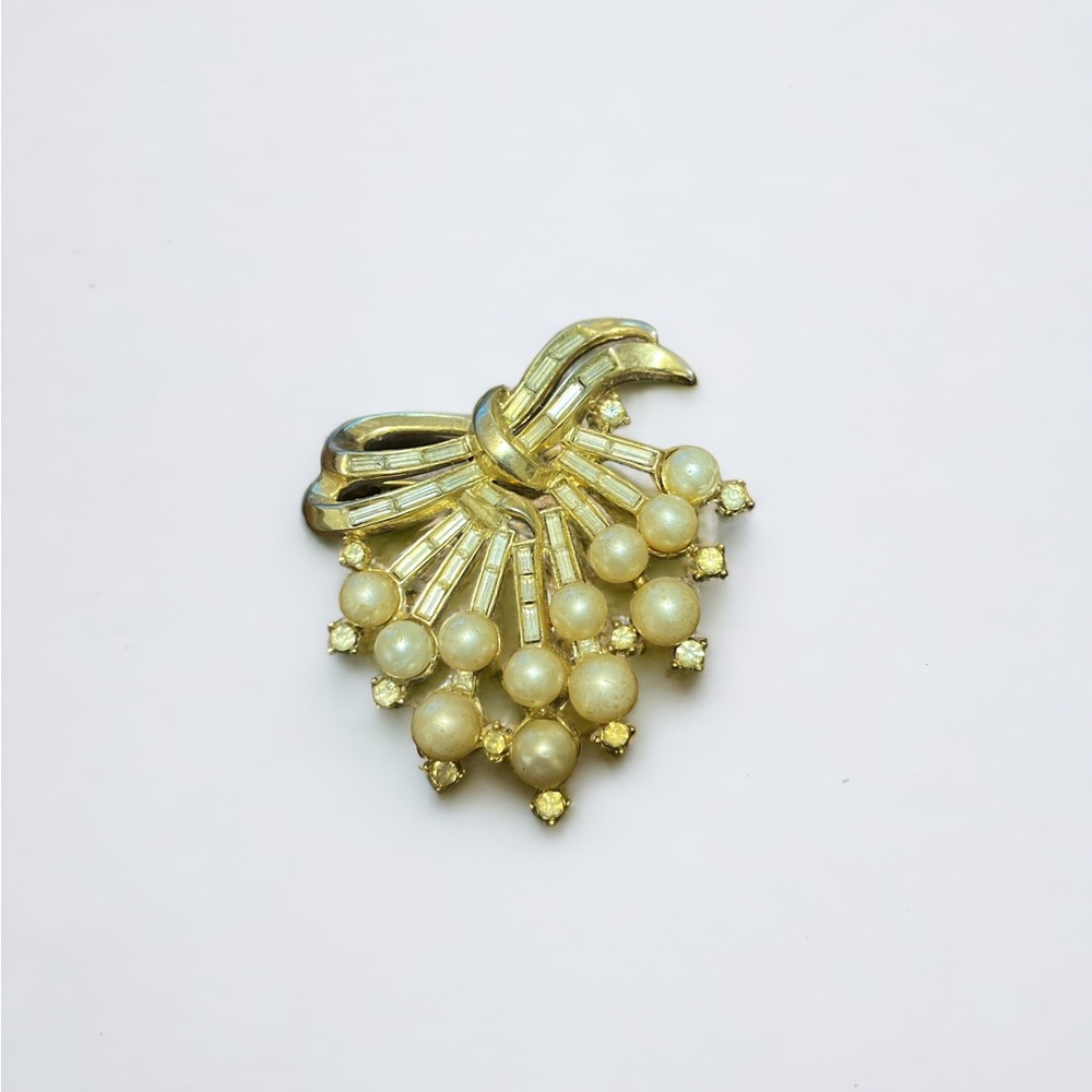 Vintage Trifari Pearl and Rhinestone Brooch - Picture 1 of 4